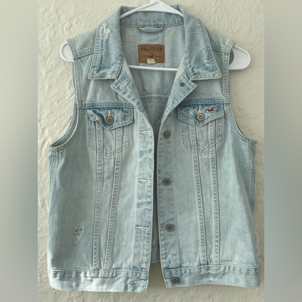 Hollister Women’s Light Wash Denim Rocker Sleeveless Vest Jean Jacket; size L